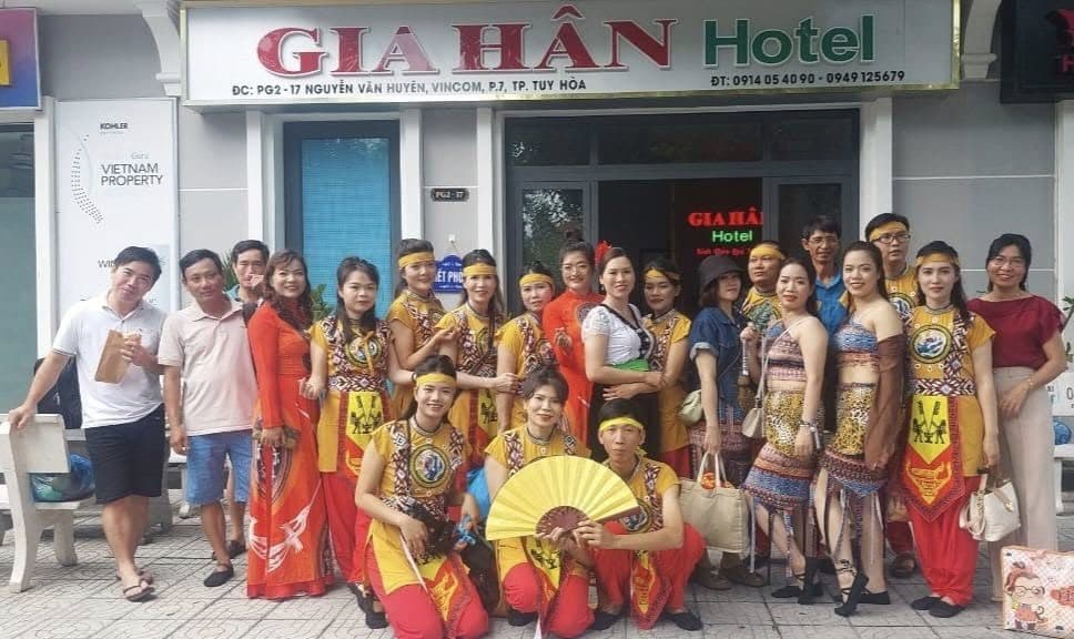 Đoàn khách văn nghệ