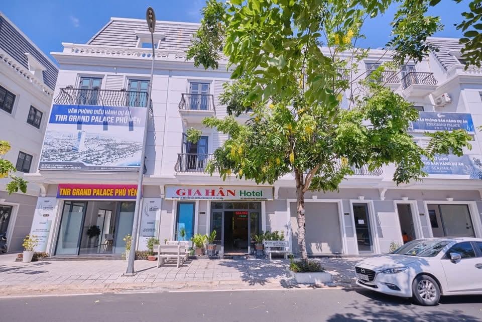Khách sạn trên đường Nguyễn Văn Huyên